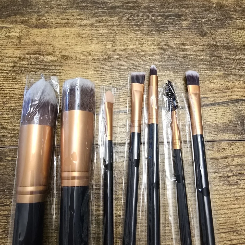 New 7 peice Makeup Brush Set with Black and Gold Handles